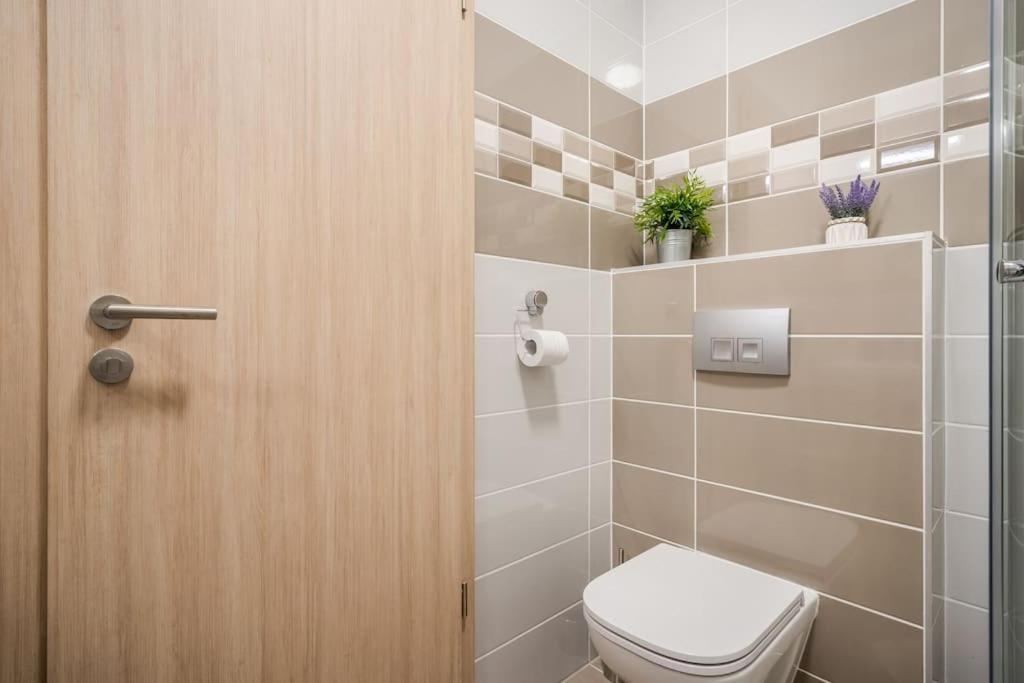 Marina At Danube - Free Private Parking! Apartman